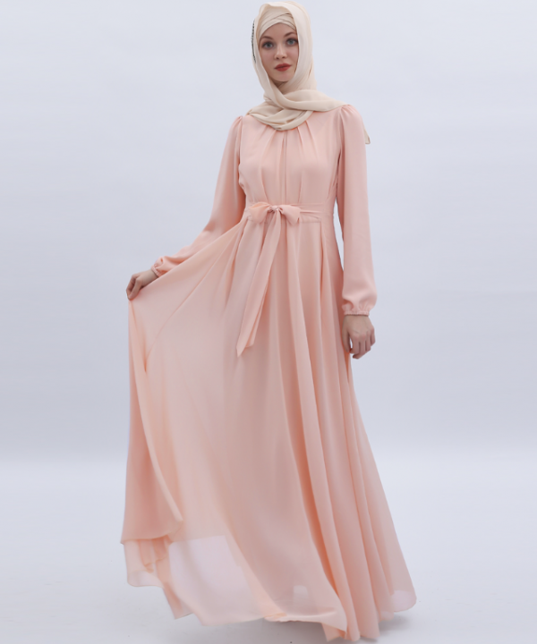 Atasan dengan aksen drapery dan lengan bishop